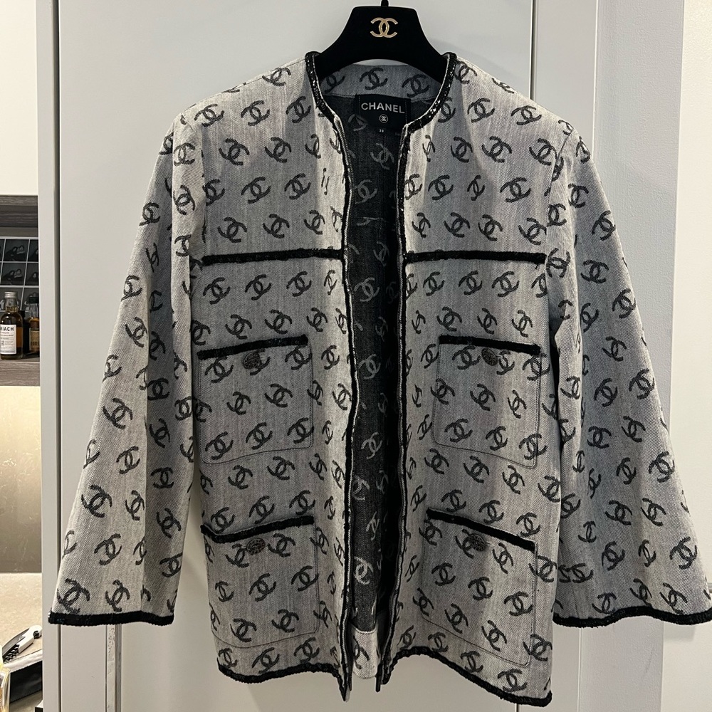 Chanel denim jacket ss 2022 size 38 fits boxy